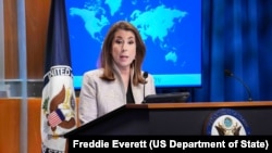 资料照片：被提名出任美国常驻联合国副代表的塔米·布鲁斯在国务院主持每日例行记者会。(2025年3月6日)