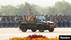 緬甸國防軍總司令敏昂萊上將3月27日乘車在建軍節上參加閱兵儀式