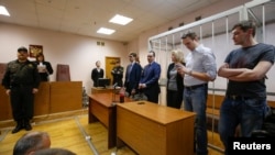 俄罗斯反对派领导人阿利克塞•纳瓦尔尼（右起第二人）和他的兄弟奥列格•纳瓦尔尼（右）在法庭上