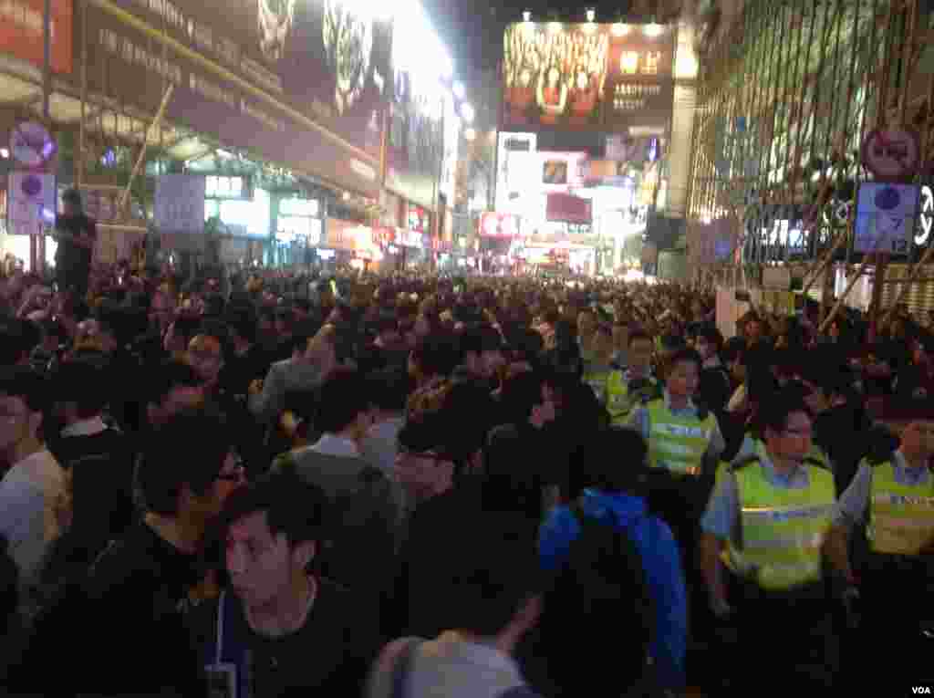 大批市民连续第二晚在旺角与警方“巷战” （美国之音海彦拍摄 ）