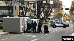 埃德蒙顿警方在一男子驾驶货车撞伤路人的案发现场勘查。（2017年10月1日）