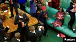 Miseensa Paarlaamaan Ugaandaa paartii mormituutti warra naga eegu Ugaandaatti akkana wal dhaana.Fulbaana 27,2017