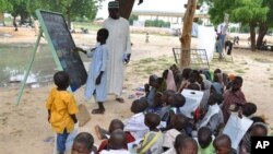 Jama'an da suka kauracewa gidajensu biyo bayan harin 'yan Boko Haram, sun samu mafaka a wata Makaranta, a Maiduguri, 9 ga Satumba 2014.