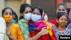 印度一個家庭哀悼一名因新冠肺炎死亡的家人（路透社2020年9月28日）