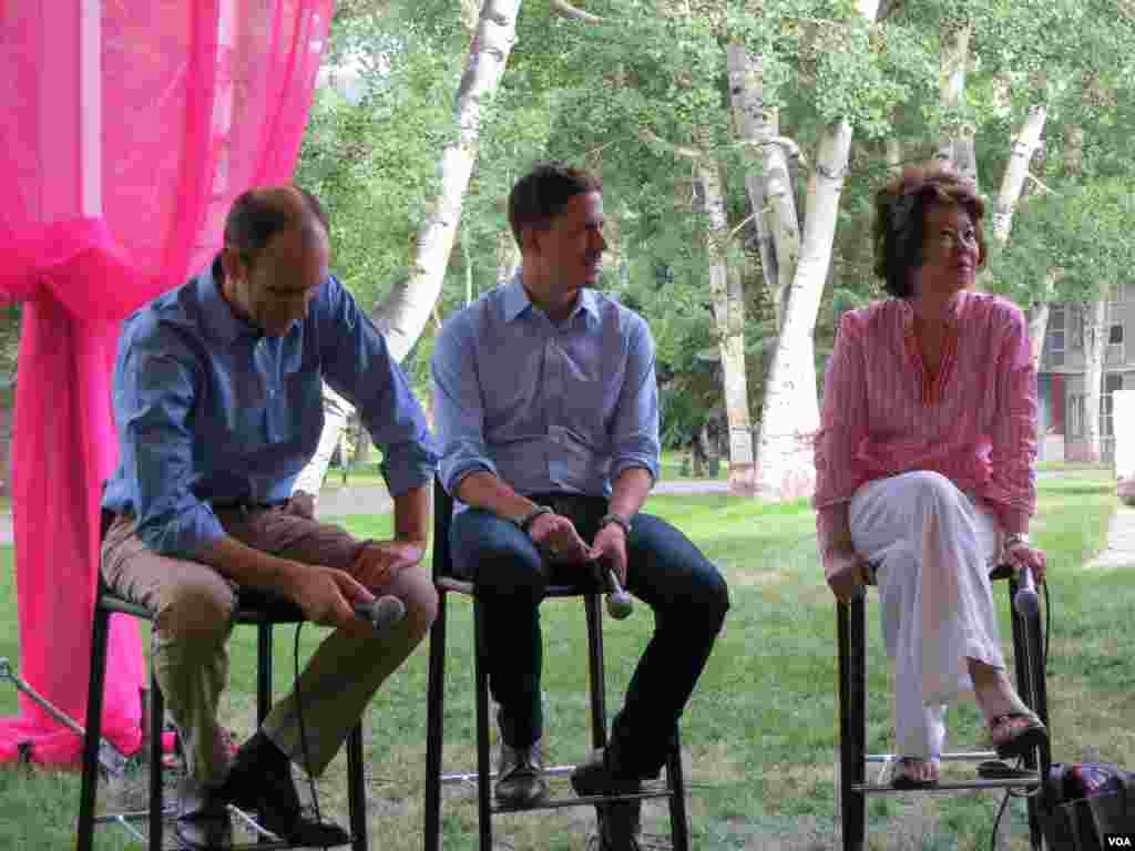 马友友和音乐爱好者交流（美国之音宁馨拍摄）