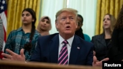 特朗普總統2020年1月16日在白宮橢圓形辦公室就在公立學校進行祈禱的問題發表講話。 （美聯社）