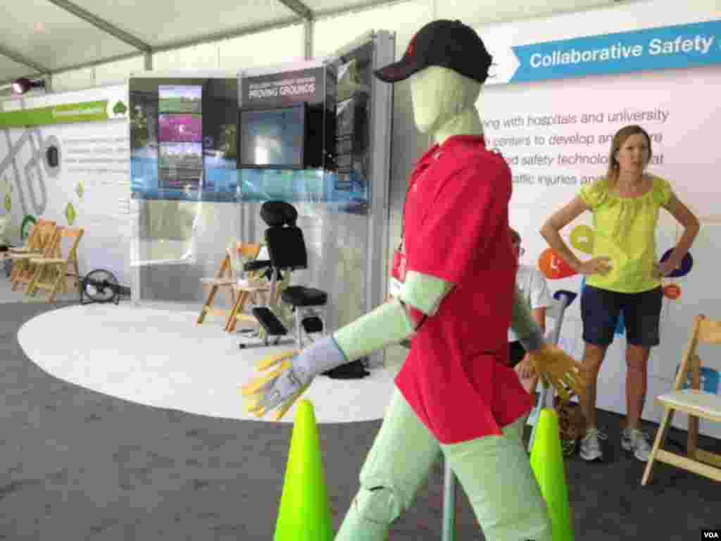 展示汽车安全技术的会场(美国之音宁馨拍摄)