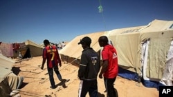 曾在海上漂流两星期的三名埃塞俄比亚人在难民营