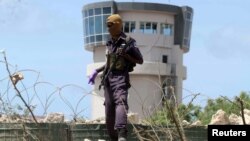 2016年7月26日，索马里摩加迪沙机场发生爆炸之后，一名警察在控制塔前面值班警卫。