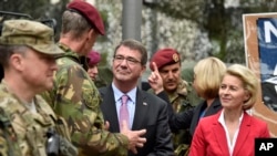 美国国防部长卡特（中）与德国国防部长乌尔苏拉•冯德莱恩（右）在德国视察北约反应部队 （2015年6月22日）