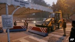 Индийские власти разбирают бетонные заграждения у посольства США в Дели. 17 декабря 2013г.