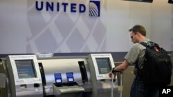 美國聯合航空在三藩市國際機場的自助櫃檯。 (資料圖片)