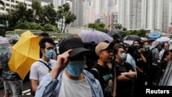 大批香港市民冒8號風球在香港東區法院門外支持抗議者。