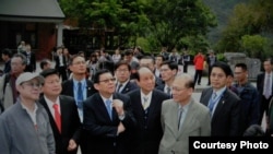 正在台湾访问的中国海协会长陈德铭（左三）一行参观太鲁阁 (海基会提供)