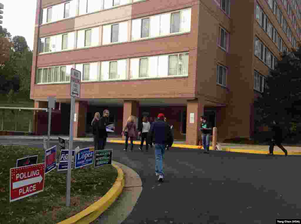 投票的人(美国之音杨晨拍摄)