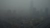 2013年中国发生大规模雾霾污染，中东部地区多座城市达到严重污染级别。图为被雾霾笼罩的北京