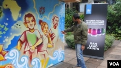 2016年5月27日，在内罗毕召开的联合国环境大会期间，一位街头涂鸦艺术家用不含铅的涂料绘制壁画。（美国之音伊艾米拍摄）