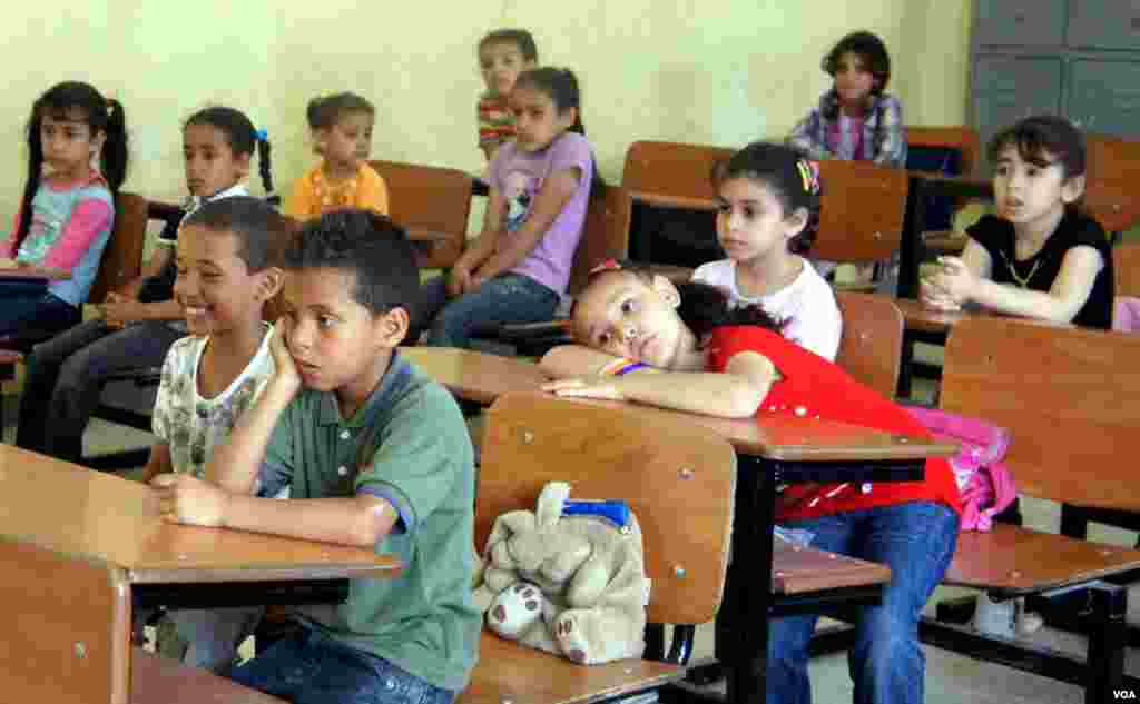 The few classes that are in session are light on studying. Photo taken in Benghazi, June 26, 2011. (E. Arrott/VOA)