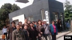 双流民众欢迎被拘独立参选人出拘留所