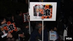 香港学生组织"学民思潮"的中学生在倒梁会场(美国之音海彦拍摄)