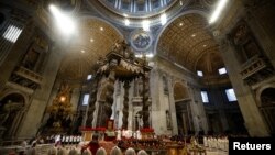 Папа Франциск служит мессу по случаю Всемирного дня мира в базилике Святого Петра в Ватикане