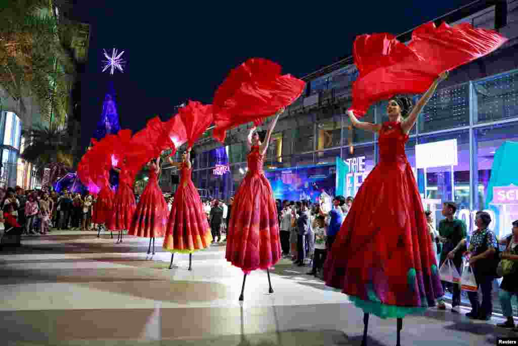 2018年12月31日在泰国曼谷一家购物中心有文艺表演，演员踩高跷。