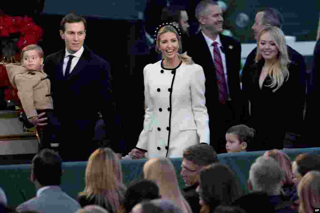 白宫前的国家圣诞树点灯仪式之后，白宫顾问库什纳和伊万卡&middot;川普及其儿女以及川普总统的另一个女儿蒂芬妮&middot;川普离开会场（2017年11月30号）。2017年4月，伊万卡入选美国《时代》周刊最具影响力百人榜，她的闺蜜邓文迪为伊万卡撰写简介说：&ldquo;当大家知道伊万卡是美国第一女儿时，我已经有幸与她做了12年好友。我们在纽约做邻居时就认识了，很快亲近起来。作为现代职场的妈妈，我们面临过共同的挑战，分享了相同的喜悦，她成为我生活中一位值得信任的顾问。&rdquo;