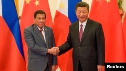 中國國家主席習近平在2017年5月15日北京“一帶一路'”論壇雙邊會晤中與菲律賓總統羅德里戈·杜特爾特握手。