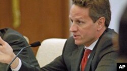 Wahamiaji waliokolewa wakiwasili na boti katika ufukwe wa Lampedusa.