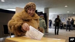 拉脫維亞人投票。