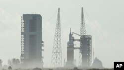 2014年12月4日，美国佛罗里达州的卡纳维拉尔角航天基地。在火箭上待发的"猎户座"太空船。