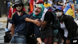 反政府抗议者在最高法院外抗议，以此对委内瑞拉总统马杜罗施加压力，迫使他取消原定星期天举行的制宪会议全民公投(2017年7月22日)