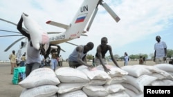 运载食物的联合国世界粮食计划署直升机在南苏丹