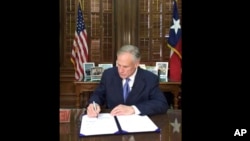 美國南部德克薩斯州的州長格萊格阿伯特5月7日簽署一項法律, 禁止所謂的非法移民庇護城市。