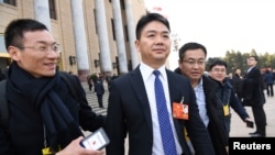 電子商務公司京東（JD.com）的創始人兼首席執行官劉強東於2018年3月5日在北京舉行的全國人民代表大會開幕式後離開人民大會堂。 -資料照