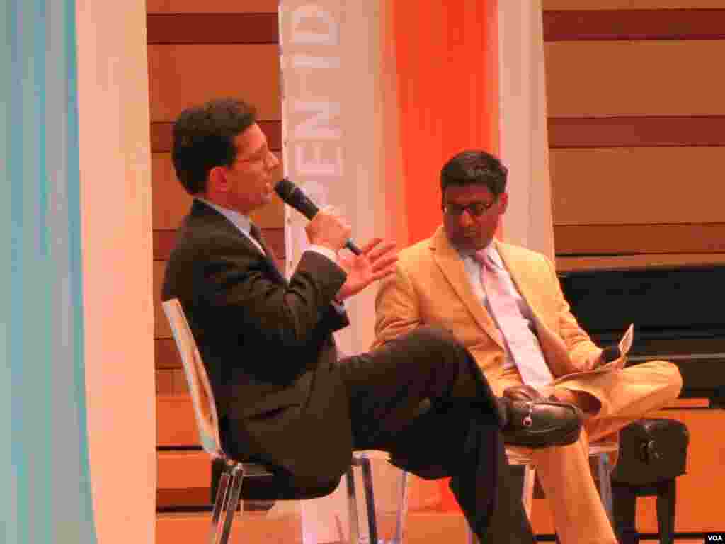 美国众议院多数党领袖坎特尔（左）谈共和党议题。（美国之音宁馨拍摄） 