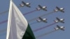 巴基斯坦共和国日上巴基斯坦空军飞过巴基斯坦国旗。