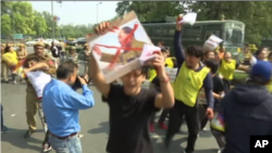 流亡藏人當地時間星期五（3月10號）在印度首都新德里的中國使館外舉行抗議活動。 （視頻截圖）