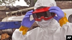 佩戴防護裝備的利比里亞醫護人員