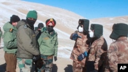 资料照片：在这张由印度军队提供的照片中，印度和中国的军官们在印中边境的班公湖地区举行会议。（2020年2月10日）