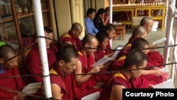 在印度德蘭薩拉的藏人為那些在中國進行和平抗議的藏人祈禱，舉行燭光守夜活動