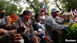 2013年11月30日反对派在政府办公室外推倒防栅