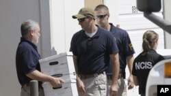 Изъятие документов агентами ФБР в офисе Arc Electronics в Хьюстоне. 3 октября 2012.