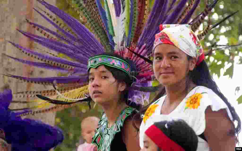 墨西哥传统舞蹈队声色并茂（美国之音国符拍摄）