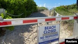 7月4日獨立日前，佛羅里達州邁阿密南灘掛出關閉的公告牌。