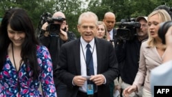 白宫贸易政策主任彼得·纳瓦罗（中）2018年6月4日在华盛顿特区的白宫同福克斯新闻记者讲话后回避了其他新闻记者。