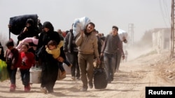 叙利亚大马士革郊区东古塔居民逃离战乱