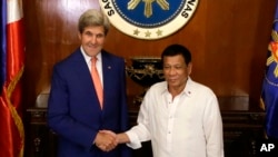 美國國務卿克里（左）今年7月27日訪問菲律賓與總統杜特爾特會面。