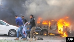 叙利亚官方通讯社提供的照片显示叙利亚人抬着爆炸受伤者