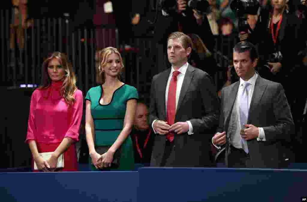 在美国第二场总统候选人辩论的会场，（左起）川普夫人米兰尼亚&middot;川普，女儿伊万卡&middot;川普，儿子埃里克&middot;川普和小唐纳德&middot;川普